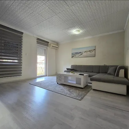 Apartment Center 23 *